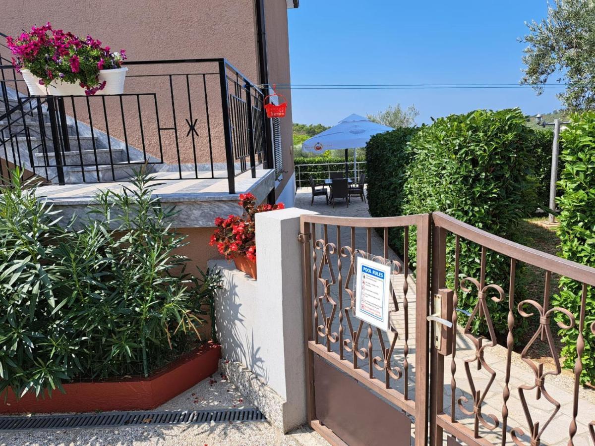 Apartments Baksa Kanfanar Exterior photo